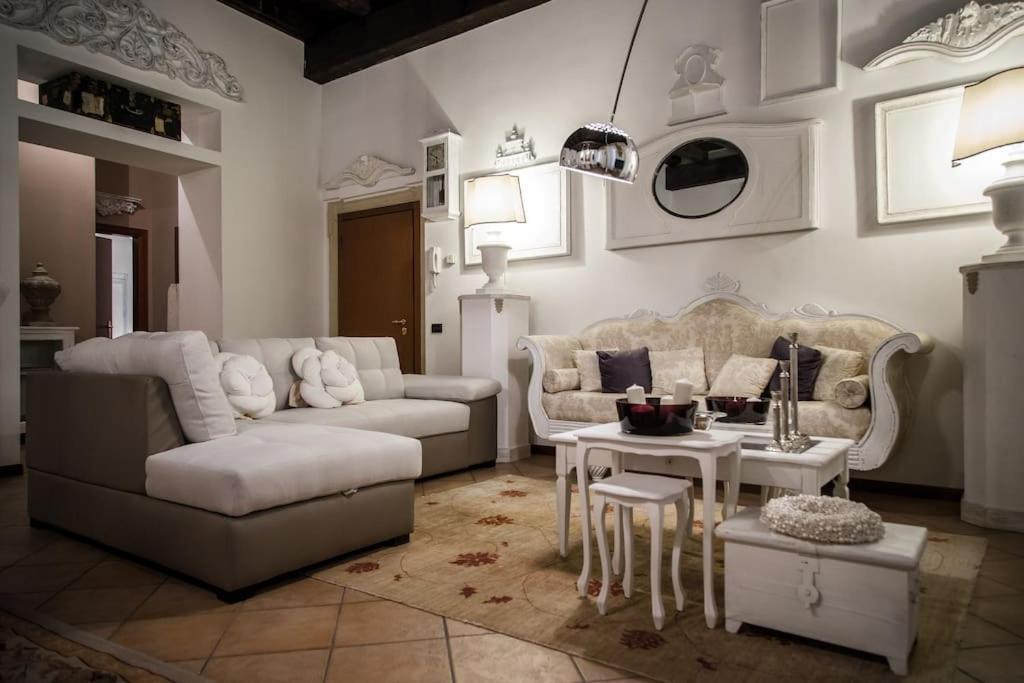 Piazza Erbe Luxury Apartment 베로나 외부 사진