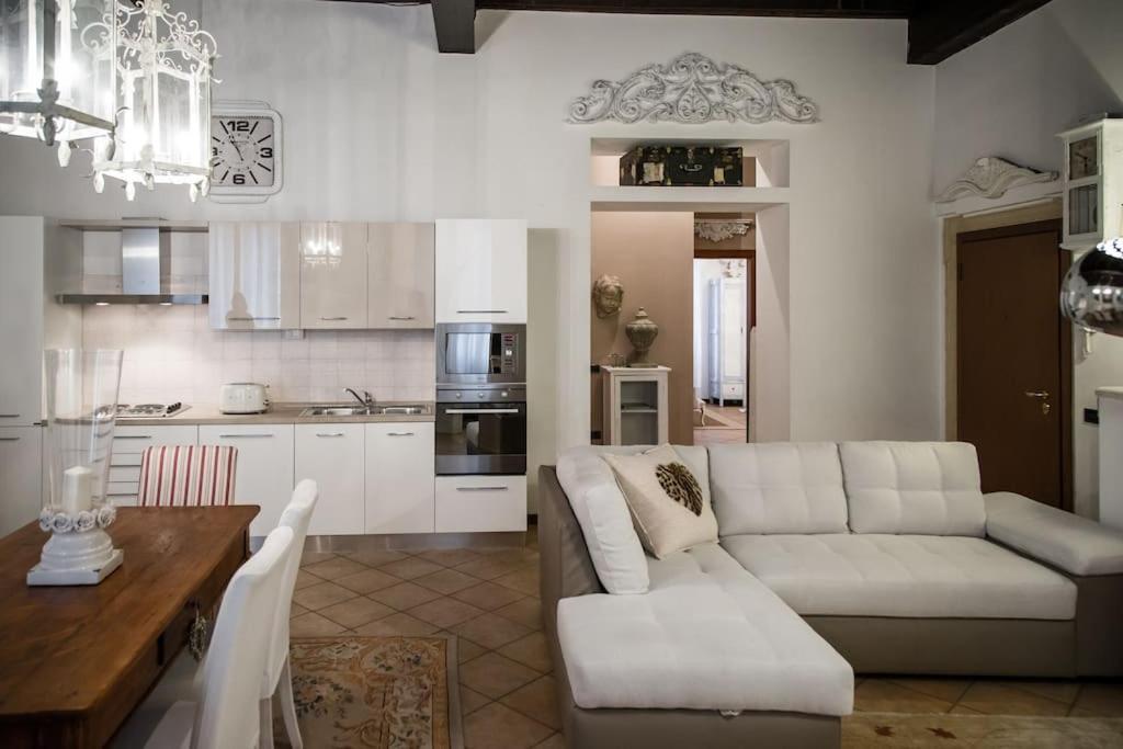 Piazza Erbe Luxury Apartment 베로나 외부 사진