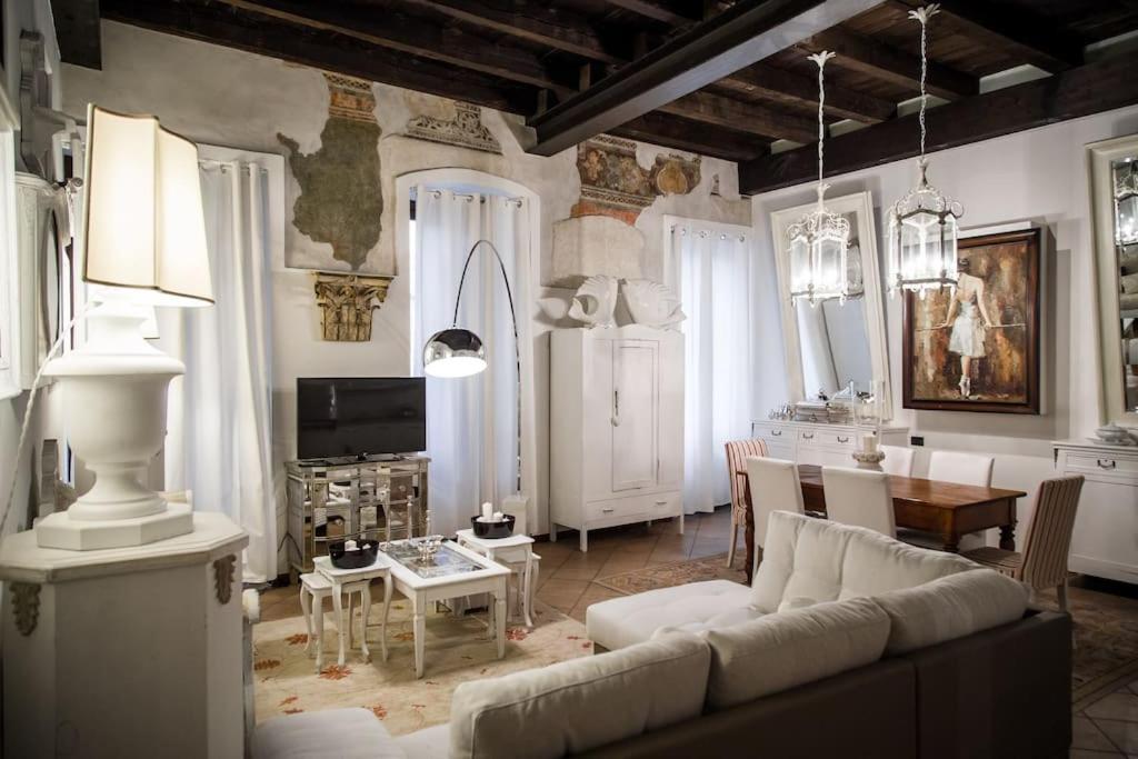 Piazza Erbe Luxury Apartment 베로나 외부 사진